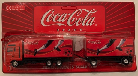 10225-3 € 12,50 coca cola vrachtwagen afb voetbal schaal 1-87 ca 17 cm.jpeg